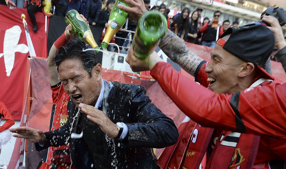 독수리 최용수 선수는 현재 서울 FC 감독을 하고 있다. 축구협회(FA)컵 우승을 차지한 최용수 FC서울 감독이 차두리 등 선수들의 샴페인 세례를 받고있다. 한겨레 자료사진 독수리 최용수 선수는 현재 서울 FC 감독을 하고 있다. 축구협회(FA)컵 우승을 차지한 최용수 FC서울 감독이 차두리 등 선수들의 샴페인 세례를 받고있다. 한겨레 자료사진