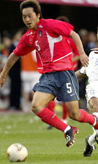 진공청소기 김남일은 2002년 FIFA 월드컵 당시, 잘생긴 외모와 터프한 이미지 등으로 수많은 여성팬들을 사로잡았고, 월드컵 최고의 인기선수 중 한 명으로 등극하였다. 이러한 인기는 그 후에도 계속되어, 2004년에는 올스타전 팬투표에서 1위를 차지하였고, 2005년에는 국내 한 축구전문지에서 축구팬들을 대상으로 한 2005 K리그 최고스타에 선정되기도 하였다. 한겨레 자료사진