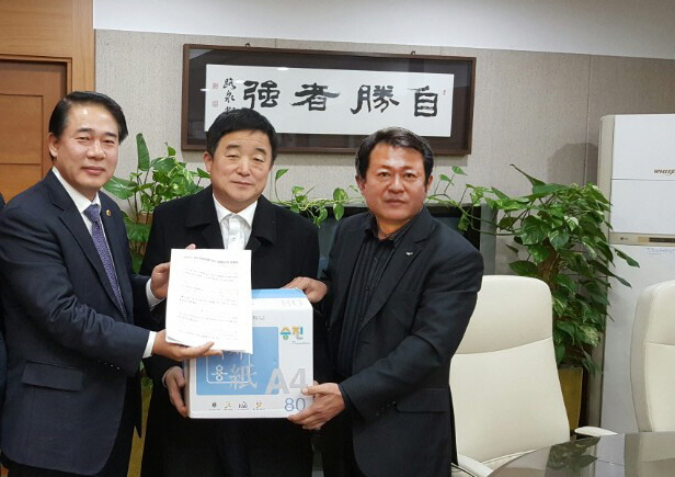 경기도 파주시가 지난달 27일 경기도의회에 제출했다고 출입기자들에게 보낸 ‘임진강 준설 탄원서’ 보도자료. 왼쪽부터 한길룡 도의원(파주·새누리당)과 강득구 도의회 의장, 오세영 도의회 도시환경위원장. 파주시는 채우병 파주시 환경정책과장 대신 오 위원장의 얼굴을 합성해 사진을 조작한 것으로 드러났다.