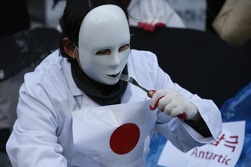 환경운동연합 바다위원회 회원들이 7일 오전 서울 종로구 일본대사관 앞에서 일본 남극포경 철회 촉구 및 경고 기자회견을 열고 포경재개 규탄 행위극을 하고 있다. 김봉규 선임기자 bong9@hani.co.kr