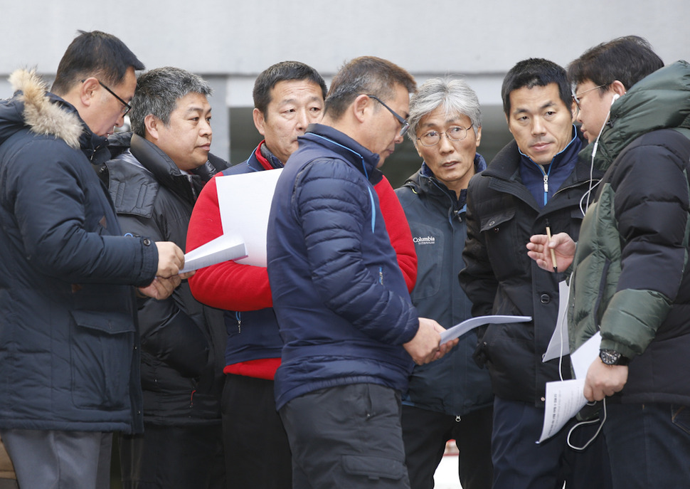 한상균 전국민주노동조합총연맹 위원장이 피신 중인 서울 종로구 견지동 조계사 관음전 앞에서 김종인 부위원장(가운데)를 비롯한 지도부가 한 위원장의 거취 관련 입장을 담은 기자회견문을 대독하기 전 의견을 나누고 있다. 이정아 기자 leej@hani.co.kr