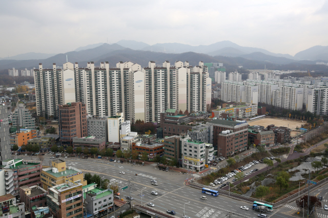 전세가가 급등하고 전셋집이 귀해진 현실은 세입자에게 ‘집을 사라’는 압력이 된다. 몇 해 만에 부동산 경기가 살아난 저변엔 집값과 비슷한 전세가가 있다. 기자가 전셋집을 구하기 위해 헤매고 다닌 경기도 안양시 인덕원 일대의 아파트 풍경. 류우종