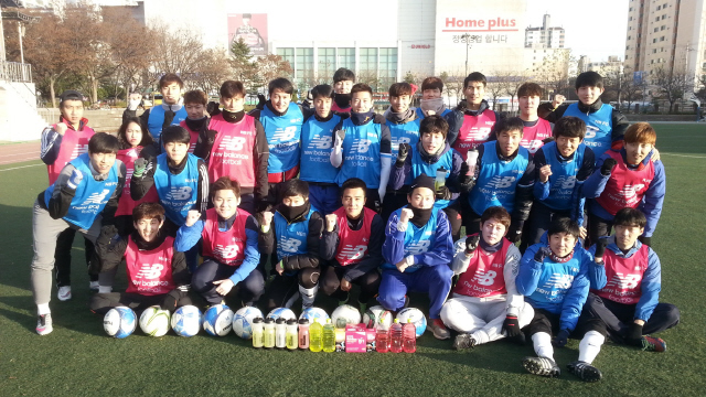 끈끈한 팀 분위기 때문에 6일 자체 훈련에는 현역 프로선수가 참가했다.