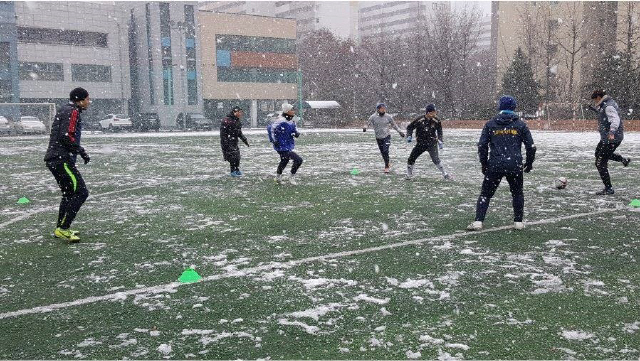 대부분 프로에서 방출된 선수들로 구성돼 패자부활을 꿈꾸는 티엔티(TNT)FC 축구단 선수들이 지난 3일 서울 가양동 마포고등학교 인조잔디 운동장에서 눈이 내리는 가운데 연습경기를 하고 있다.    티엔티FC 제공 
