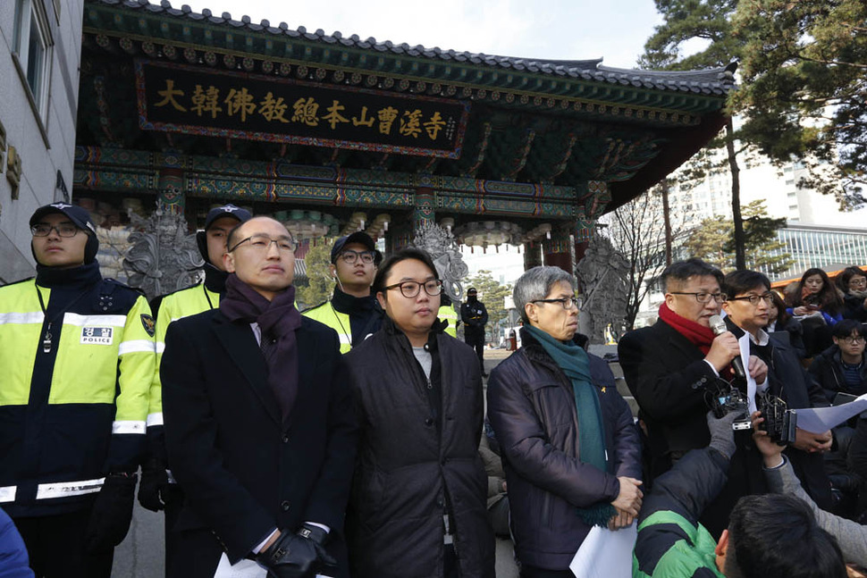 민주사회를 위한 변호사 모임 회원들이 9일 오전 서울 종로구 견지동 조게사 앞에서 경찰의 한상균 민주노총 위원장 체포영장 집행을 앞두고 기자회견을 열고 입장을 발표하고 있다. 김봉규 선임기자 bong9@hani.co.kr