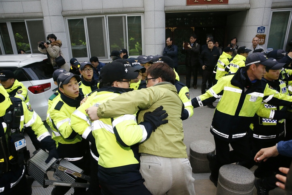 9일 오후 서울 종로구 조계사 관음전 앞에서 건물로 들어가려던 조계사 관계자가 경찰에 제지당하고 있다. 김봉규 선임기자 bong9@hani.co.kr