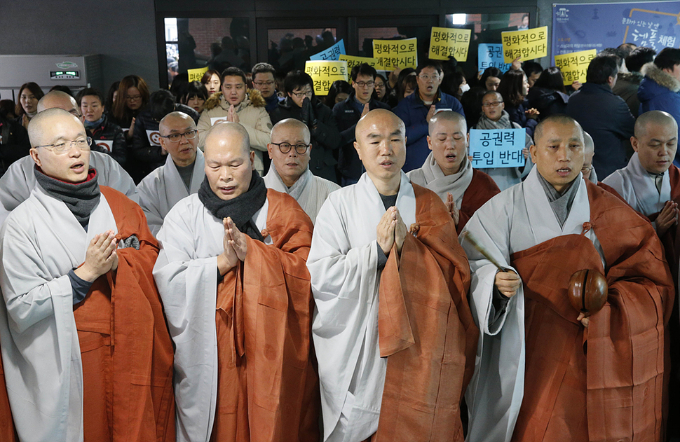 9일 오후 한상균 민주노총 위원장이 머물고 있는 서울 종로구 조계사 관음전 입구를 조계사 스님들과 직원들이 막고 있다. 김봉규 선임기자 bong9@hani.co.kr