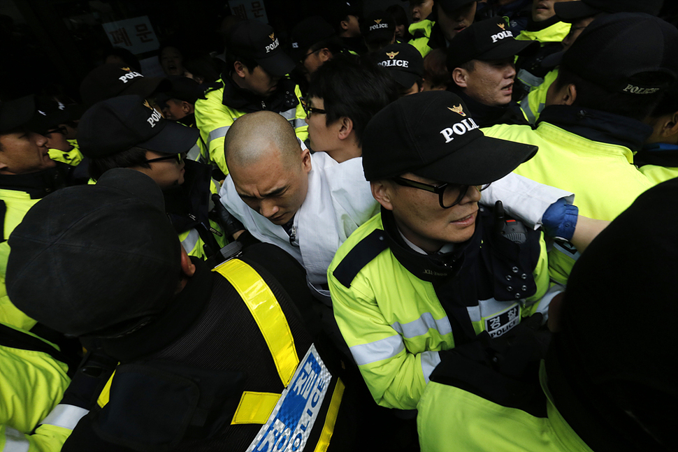 9일 오후 민주노총 한상균 위원장이 머물고 있는 서울 종로구 조계사 관음전 출입구를 지키던 스님이 경찰에 끌려가고 있다. 김명진 기자 littleprince@hani.co.kr