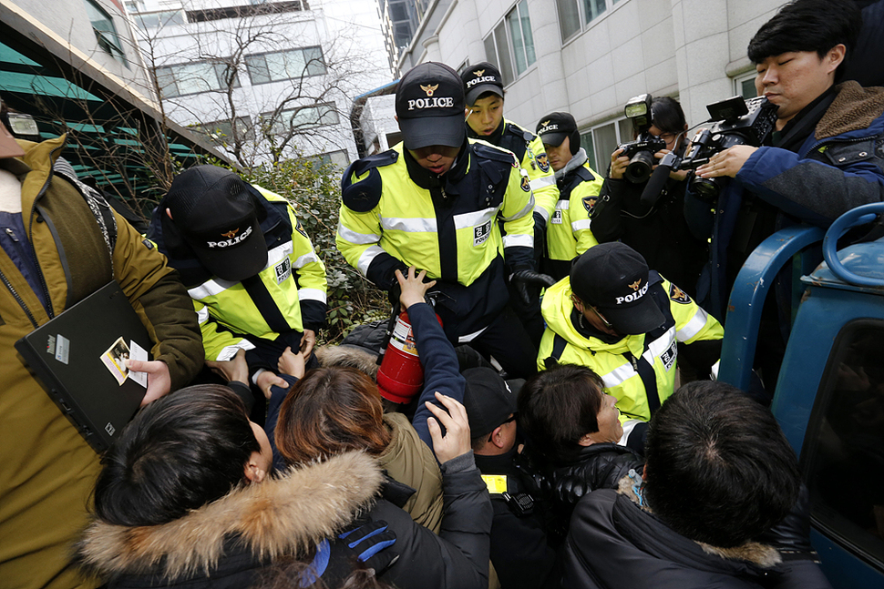 한상균 민주노총 위원장 체포를 시도하는 경찰과 이를 저지하는 불교신도들이 9일 오후 서울 조계사 관음전 출입구에서 몸싸움을 하고 있다. 김명진 기자 littleprince@hani.co.kr