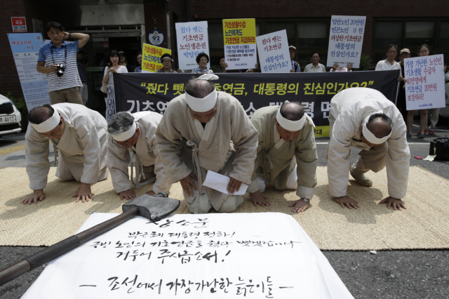 인생 종반전은 출발부터 공정하지 않다. 출전 선수의 성별, 출신 지역, 출신 학교, 집안이 가진 경제력에 따라 큰 차이를 보인다. 노년층 불평등 확대재생산은 이제 사회 전체 불평등에 영향을 끼친다. 사진은 지난 7월 서울 종로구에서 펼쳐진 기초연금에서 배제된 빈곤노인에 대한 퍼포먼스. 김성광 flysg2@hani.co.kr