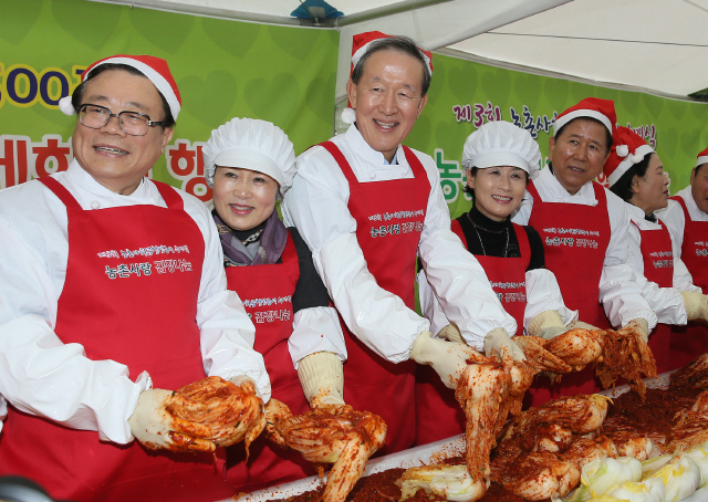 허창수(가운데) 전국경제인연합회 회장은 10일 서울 농협중앙회 광장에서 열린 ‘농촌사랑 김장나눔 캠페인’에서 이동필 농림축산식품부 장관, 최원병 농협중앙회장 등과 함께 직접 김치를 담갔다. 허 회장은 앞서 ‘농촌사회공헌인증서 수여식’을 열고 효성, 신한은행, 예금보험공사, 국민연금 등 15개 기업·기관을 시상했다.  곽정수 선임기자 