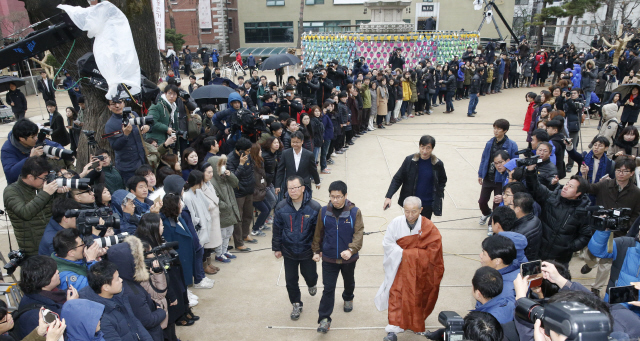 10일 오전 서울 종로구 견지동 조계사에서 한상균 민주노총 위원장이 자진출석에 앞서 화쟁위원장인 도법 스님과 함께 민주노총 조합원과 조계종 직원 등의 인사를 받으며 대웅전으로 향하고 있다. 사진  김봉규 선임기자  bong9@hani.co.kr