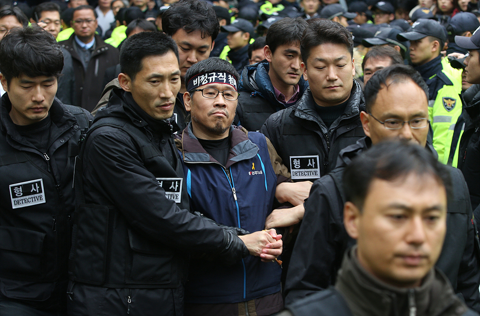 한상균 민주노총위원장이 10일 오전 서울 종로구 견지동 조계사를 나와 경찰에 연행되어 호송차로 이동하고 있다. 신소영 기자 viator@hani.co.kr