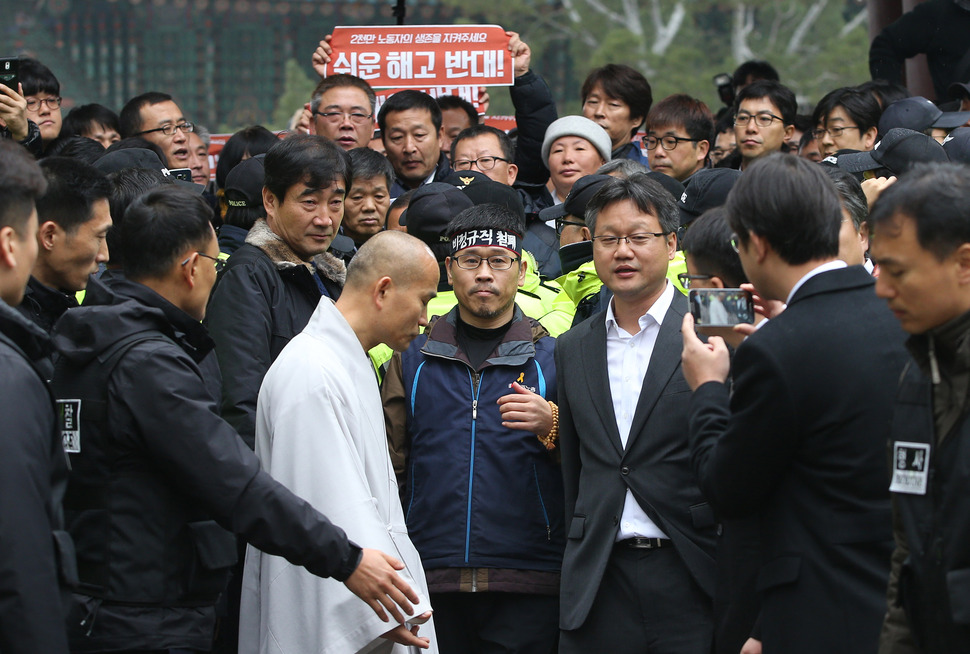 한상균 민주노총위원장이 10일 오전 서울 종로구 견지동 조계사를 나와 경찰에 연행되어 호송차로 이동하고 있다. 신소영 기자 viator@hani.co.kr