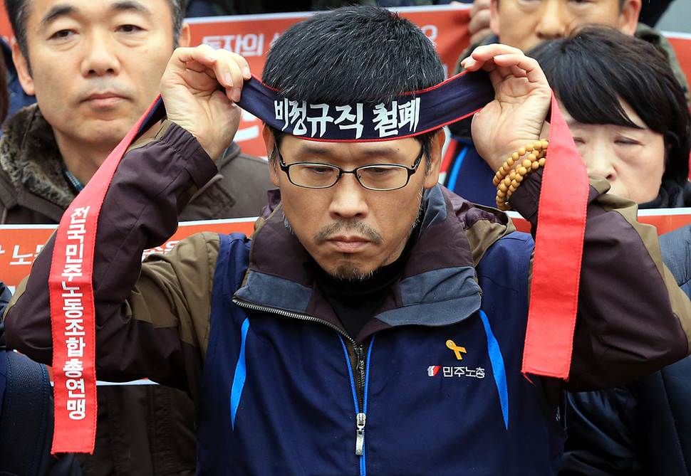 한상균 민주노총 위원장이 10일 오전 서울 종로구 견지동 조계사에서 기자회견을 시작 전 머리띠를 두르고 있다. 김태형 기자 xogud555@hani.co.kr