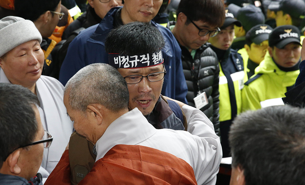 한상균 민주노총 위원장이 10일 오전 서울 조계사를 나서며 도법스님과 인사하고 있다. 김봉규 선임기자  bong9@hani.co.kr