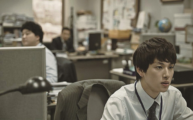 윤태호 작가의 만화를 드라마로 만든 <미생>의 한 장면. 인턴사원 장그래는 “우리 애”라는 상사의 말을 듣고 눈물을 보이지만, 오늘날 디지털 모바일 노동자들에게 ‘우리’는 없다.