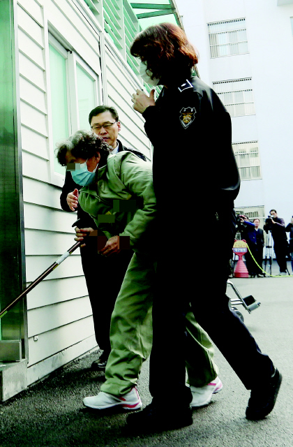 경북 상주 ‘농약 사이다’ 사건에서 살인 및 살인미수혐의로 구속 기소된 박아무개 할머니가 지난 7일 오후 국민참여재판에 출석하기 위해 대구법원으로 향하고 있다. 연합뉴스