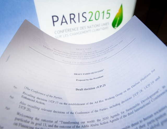 프랑스 파리에서 열리고 있는 유엔 기후변화협약 당사국총회(COP21) 의장국인 프랑스가 내놓은 합의문 초안 모습.  파리/AFP 연합뉴스