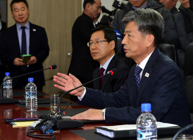 제1차 남북당국회담 남쪽 수석대표인 황부기 통일부 차관이 11일 오전 개성공업지구(개성공단) 종합지원센터에서 진행된 첫 전체회의 때 이번 회담에서 협의하기를 바라는 주요 의제 등을 밝히는 머리발언을 하고 있다. 개성/사진공동취재단