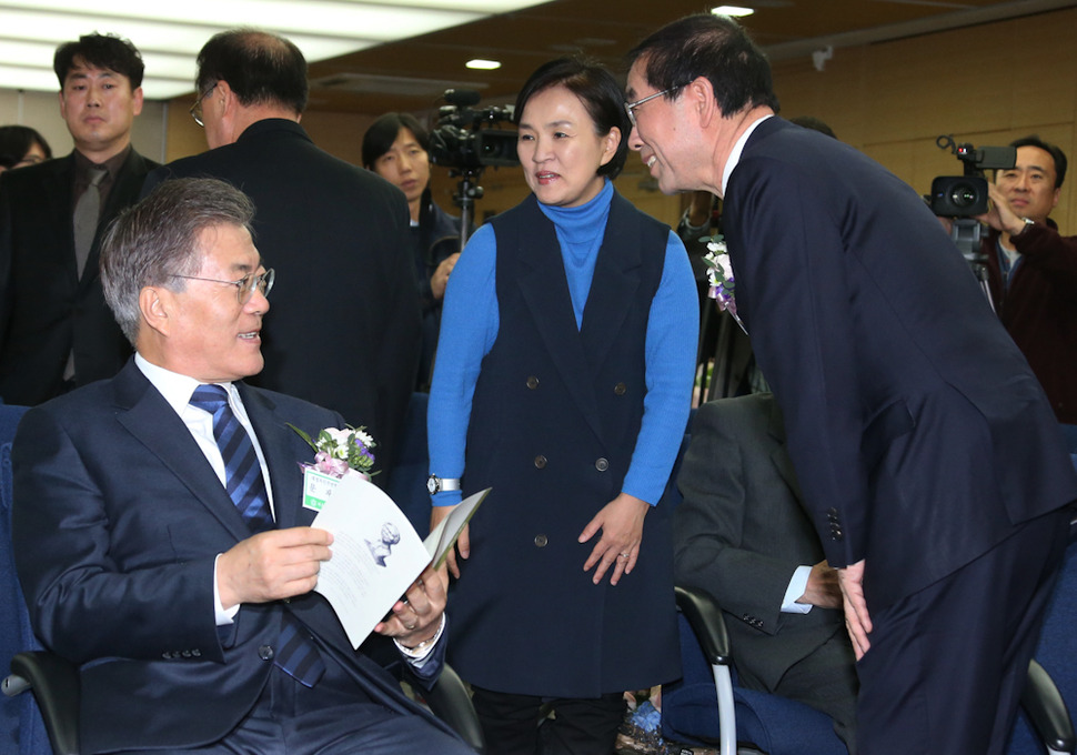 문재인 새정치민주연합 대표(왼쪽)와 박원순 서울시장(오른쪽), 강금실 전 법무부 장관이 인사를 나누고 있다. 이정우 선임기자 woo@hani.co.kr