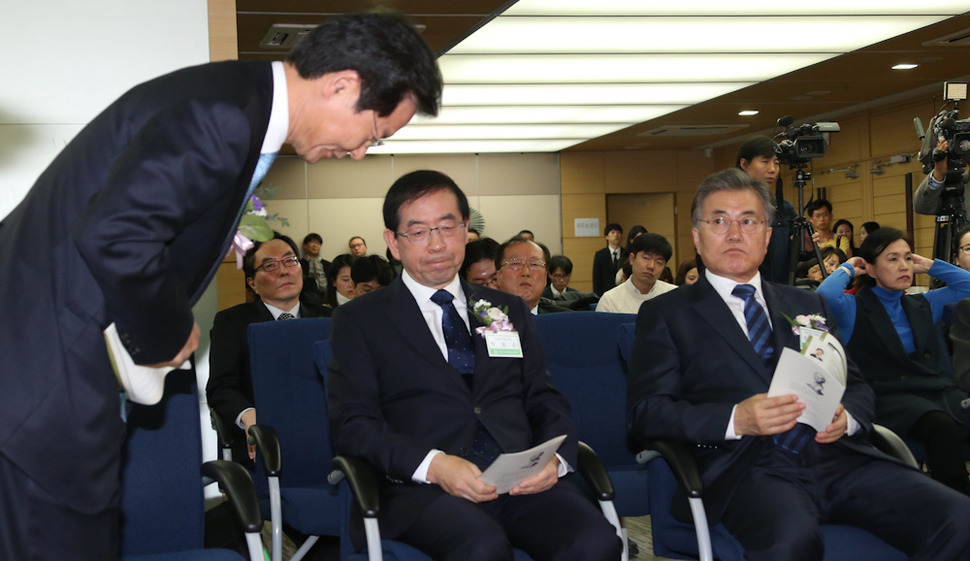 천정배 개혁적국민정당 창당추진위원장(왼쪽)이 인사하는 모습을 문재인 새정치민주연합 대표(오른쪽)가 바라보고 있다. 가운데는 박원순 서울시장. 이정우 선임기자 woo@hani.co.kr