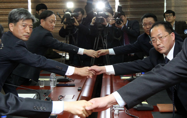 제1차 남북당국회담을 시작하기에 앞서 남쪽 황부기 수석대표(통일부 차관·맨 왼쪽)와 북쪽 전종수 단장 등 양쪽 대표단이 11일 오전 회담장인 개성공업지구(개성공단) 종합지원센터에서 인사를 하고 있다. 개성/사진공동취재단