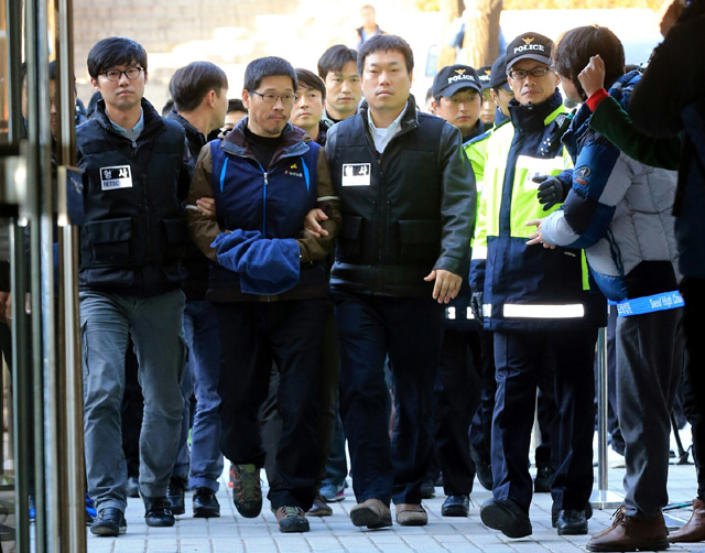 조계사에서 은신하다 경찰에 자진출두했던 한상균 민주노총 위원장이 12일 오후 구속 전 피의자 심문을 받기 위해 서울 서초동 서울중앙지법으로 향하고 있다. 한 위원장에 대한 구속여부는 오늘밤 늦게 결정될 예정이다. 법정으로 향하는 동안 민주노총 조합원들이 한 위원장을 향해 힘을 내라고 외치고 있다. 김태형 기자 xogud555@hani.co.kr