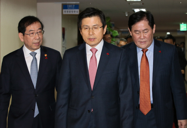 박원순 서울시장(왼쪽)이 12월1일 국무회의에 들어가면서 황교안 국무총리에게 무언가 말하고 있다. 서울시가 시행하려는 ‘청년수당’ 정책을 두고 이날 국무회의에서 ‘범죄’란 표현이 오갔다. 연합뉴스