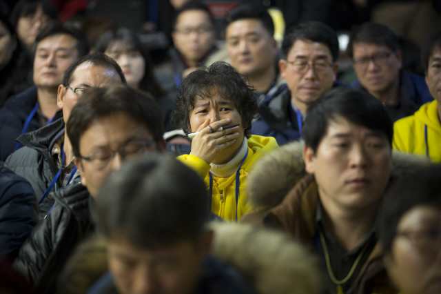 ‘4·16 세월호 참사 특별조사위원회 제1차 청문회’가 14일 오전 서울 중구 명동 와이더블유시에이(YWCA)에서 열려, 방청석에서 앉아 있던 한 세월호 희생자 가족이 세월호 참사 당시 영상을 보며 오열하고 있다.  김성광 기자 <A href="mailto:flysg2@hani.co.kr">flysg2@hani.co.kr</A>