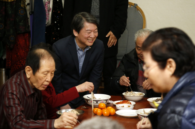 안철수 의원이 14일 낮 탈당 이후 첫 공식 일정으로 자신의 지역구인 서울 노원구 상계동의 주공10단지 아파트 노인정을 찾아 어르신들에게 인사하고 있다. 이정아 기자 leej@hani.co.kr