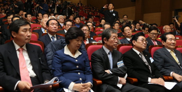 새정치민주연합이 14일 오후 국회 의원회관에서 당헌 개정안을 의결하려고 연 중앙위원회에서 한 중앙위원이 의사진행발언을 하고 있다. 이날 중앙위에서는 오직 ‘혁신과 단합만이 국민께 선택받는 정당으로 거듭나는 길이다’라는 제목의 결의문을 채택했다. 앞줄 왼쪽부터 이종걸 원내대표, 추미애·이용득·전병헌 최고위원, 정세균 의원.
 이정우 선임기자 woo@hani.co.kr