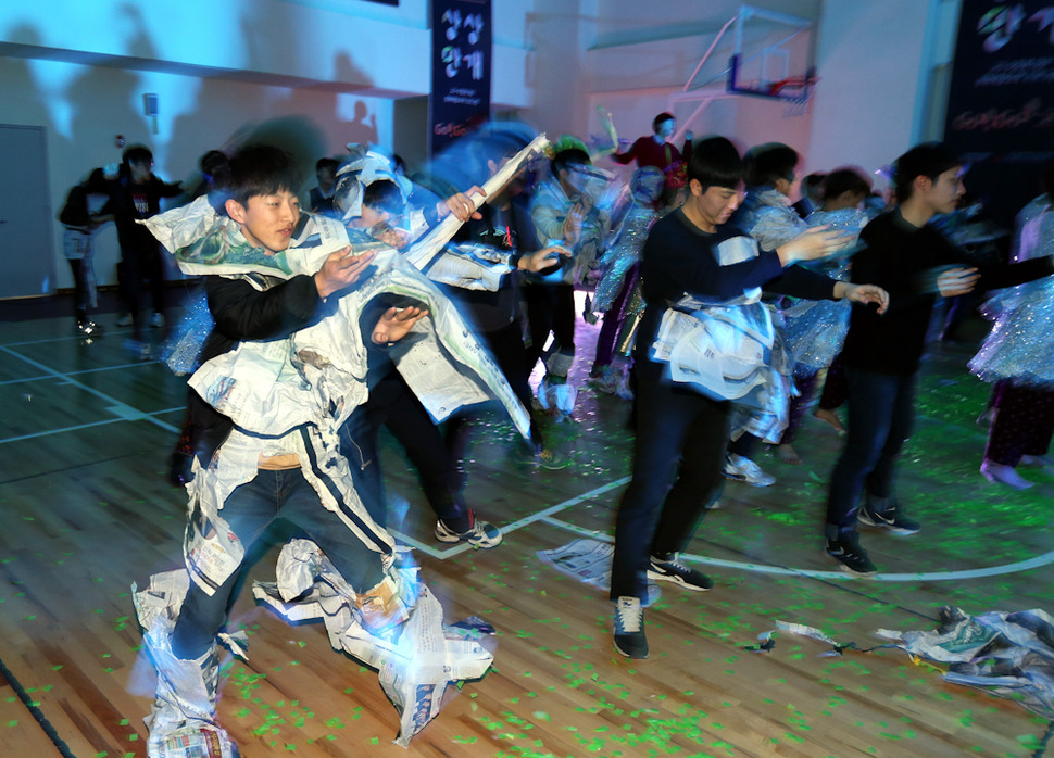 14일 오전 서울 중구 장충체육관 보조체육관에서 고3수험생 대상 문화예술교육 프로그램 ‘2015 상상만개 고3 졸업파티’행사가 열려 수험생들이 신문지를 이용해 만든 의상을 입고 음악을 맞춰 춤을 추고 있다. 김태형 기자 xogud555@hani.co.kr