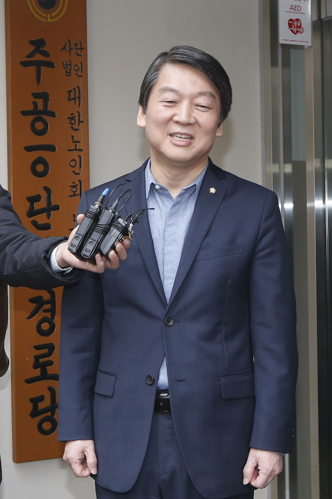 안철수 의원(무소속)이 14일 낮 탈당 이후 첫 공식 일정으로 자신의 지역구인 서울 노원구 상계동의 주공10단지 아파트 노인정을 찾아 어르신들에게 인사한 뒤 나와 기자들의 질문에 답하고 있다. 이정아 기자 leej@hani.co.kr
