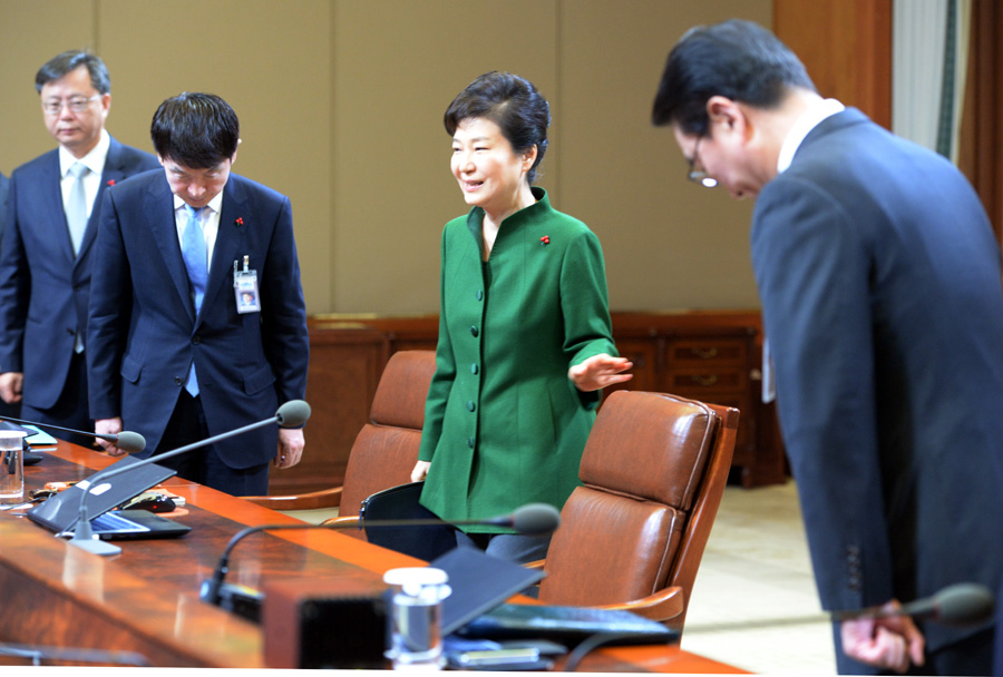 박근혜 대통령이 14일 청와대에서 수석비서관회의를 주재하기 위해 자리로 향하고 있다. 청와대사진기자단