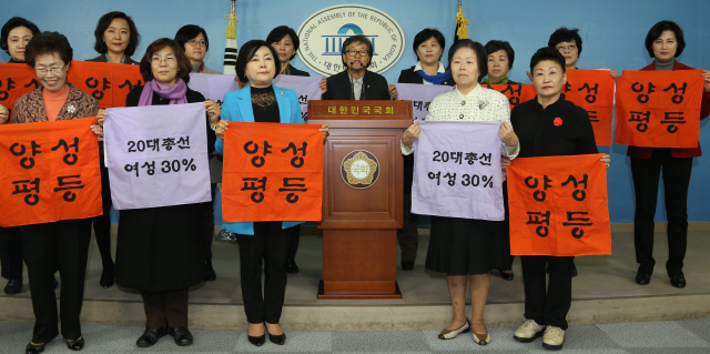 여야 여성의원과 여성단체 대표자들이 15일 오후 국회 정론관에서 기자회견을 열어 각 정당 지도부에 여성후보 30% 공천 할당을 촉구하고 있다. 이정우 선임기자 woo@hani.co.kr