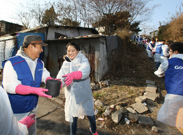 유소연은 김영찬 골프존 회장과 함께 도움이 필요한 이웃들에게 연탄을 전했다.