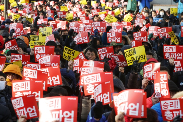 전국민주노동조합총연맹(민주노총) 조합원들이 16일 오후 서울 여의도 국민은행 앞에서 ‘노동개악 입법저지 총파업대회’를 열어 ‘노동개악 분쇄’ 등의 구호를 외치고 있다. 신소영 기자 viator@hani.co.kr