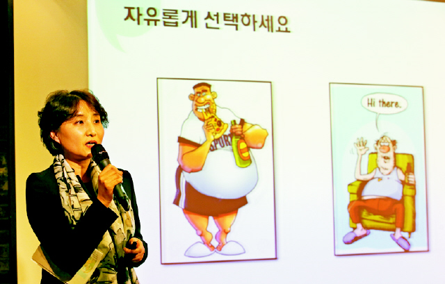 ‘시민아, 정치하자 피티쑈’가 열린 14일 저녁 서울 마포구의 미디어카페 ‘후’에서 이진순 정치벤처 ‘와글’ 대표가 “‘1번도 2번도 답이 아니면 3번을 만들어야 한다”는 내용을 프레젠테이션하고 있다.이정용 선임기자 lee312@hani.co.kr