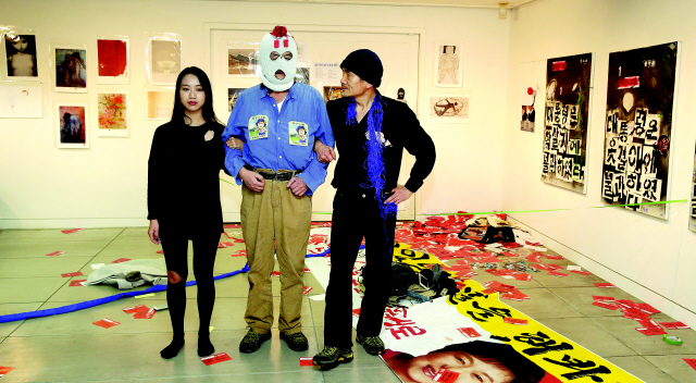 16일 오후 서울 종로구 관훈동 가나인사아트센터 제4전시실에서 배인석 작가 등 7명이 참여한 ‘7인의 사무(또)라이전’이 열려 참여 작가들이 세월호 참사의 진범을 잡는 행위극을 하고 있다.  김명진 기자 littleprince@hani.co.kr