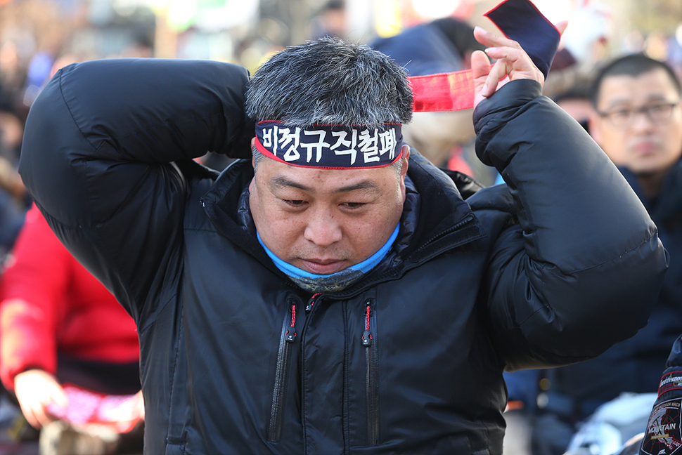 16일 오후 서울 여의도 국민은행 앞에서 민주노총 3차 총파업 결의대회가 열려 한 참석자가 머리끈을 매고 있다. 신소영 기자 viator@hani.co.kr
