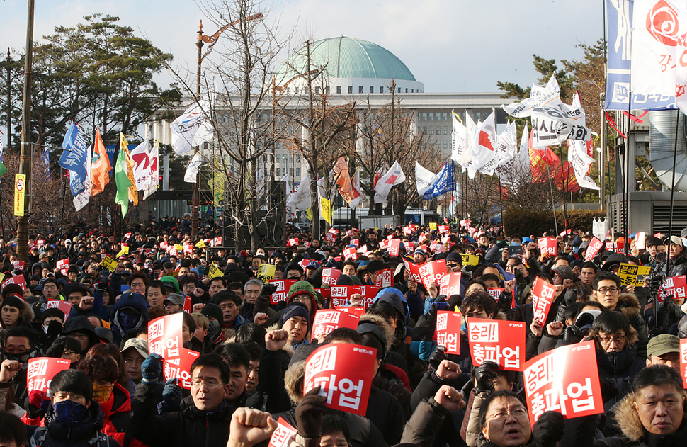 16일 오후 서울 여의도 국민은행 앞에서 민주노총 3차 총파업 결의대회가 열려 참석자들이 구호를 외치고 있다. 신소영 기자 viator@hani.co.kr