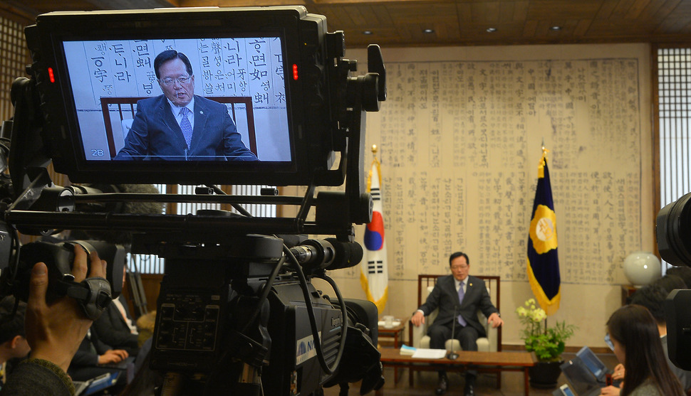 정의화 국회의장이 16일 오전 국회에서 내년 20대 총선 선거구 획정 및 쟁점법안의 입법 지연 사태에 관한 입장을 밝히는 기자간담회를 하고 있다. 연합뉴스 