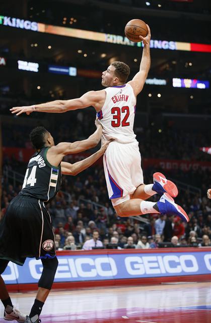  17일(한국시각) 로스앤젤레스에서 열린 미국프로농구(NBA) 경기에서 엘에이 클리퍼스의 블레이크 그리핀(오른쪽)이 밀워키 벅스의 골망을 향해 덩크슛을 하고 있다. 클리퍼스의 103-90 승.
  로스앤젤레스/AP 연합뉴스 