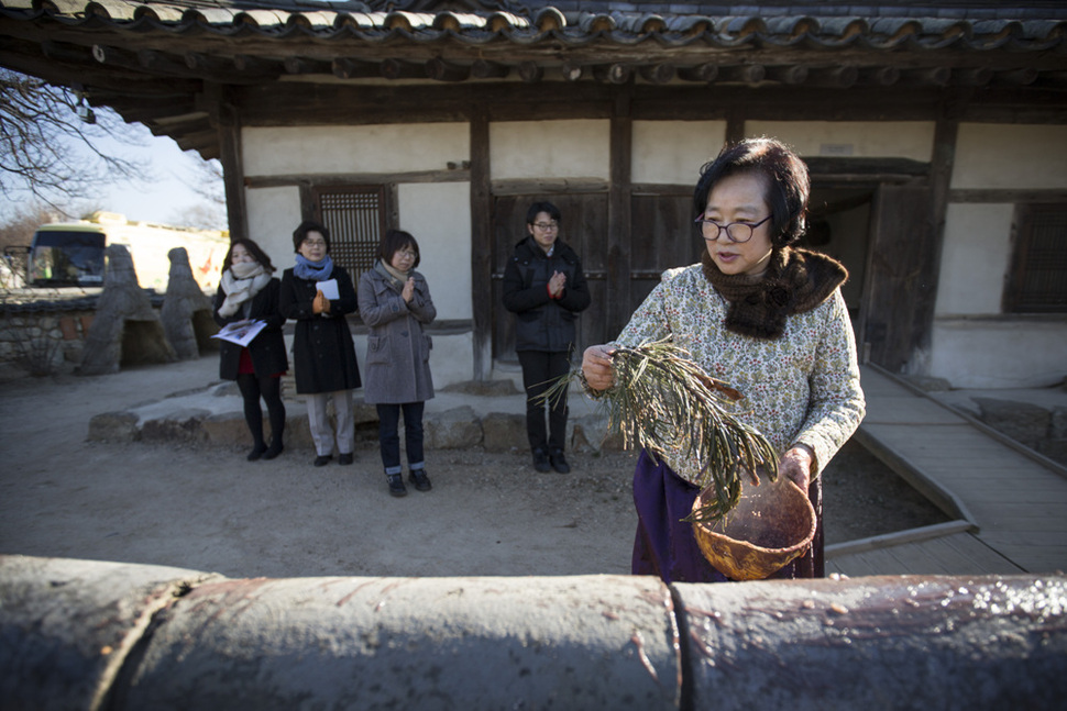 동지를 5일 앞둔 17일 오전 서울 종로구 국립민속박물관 야외전시장 오촌댁에서 한 박물관 직원이 동지고사를 하며 잡귀를 막는 의미로 집 구석구석 팥죽을 바르고 있다. 김성광 기자 flysg2@hani.co.kr