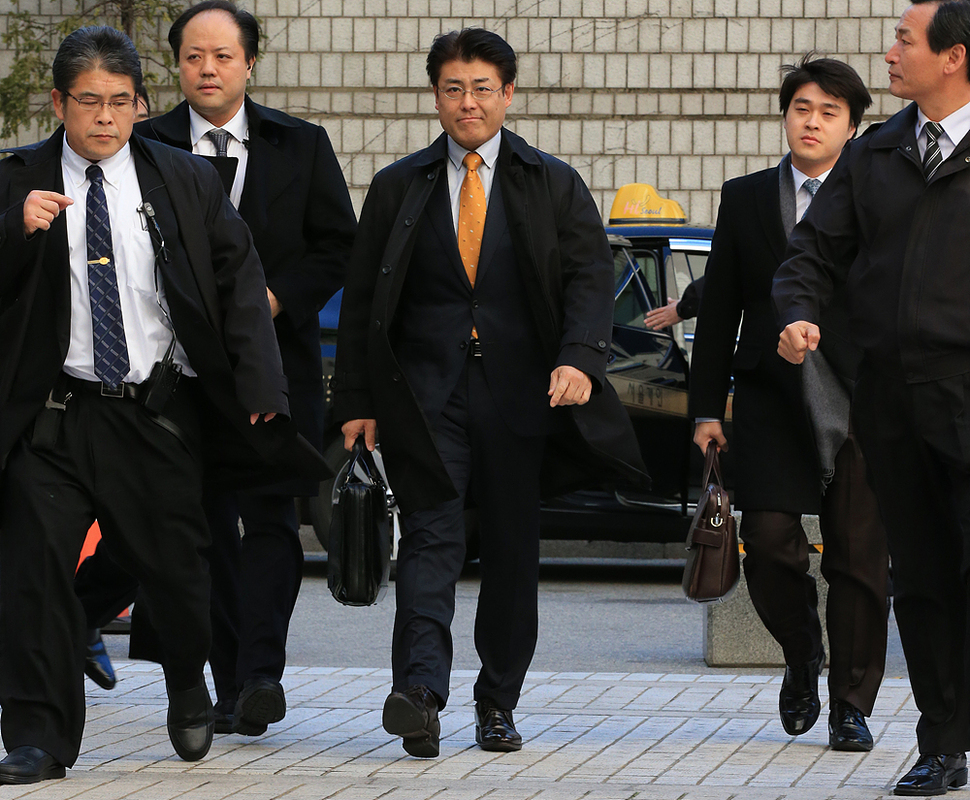 박근혜 대통령에 대한 명예훼손으로 기소된 가토 다쓰야 산케이 전 서울지국장이 17일 오후 1심 선고공판을 받기 위해 서울 서초동 서울지방법원으로 들어가고 있다. 김태형 기자 xogud555@hani.co.kr