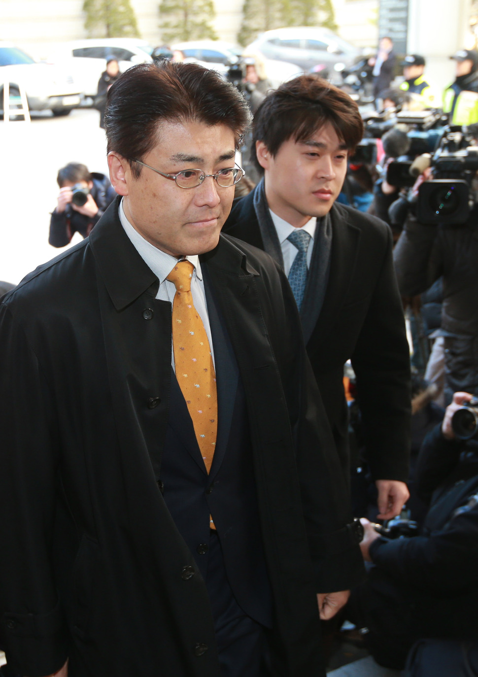 박근혜 대통령의 세월호 참사 당일 행적에 의혹을 제기해 명예훼손 혐의로 기소된 가토 다쓰야 전 산케이신문 서울지국장이 17일 오후 1심 선고 재판에 출석하기 위해 서초구 서울중앙지법 법정으로 향하고 있다. 2015.12.17 (서울=연합뉴스)