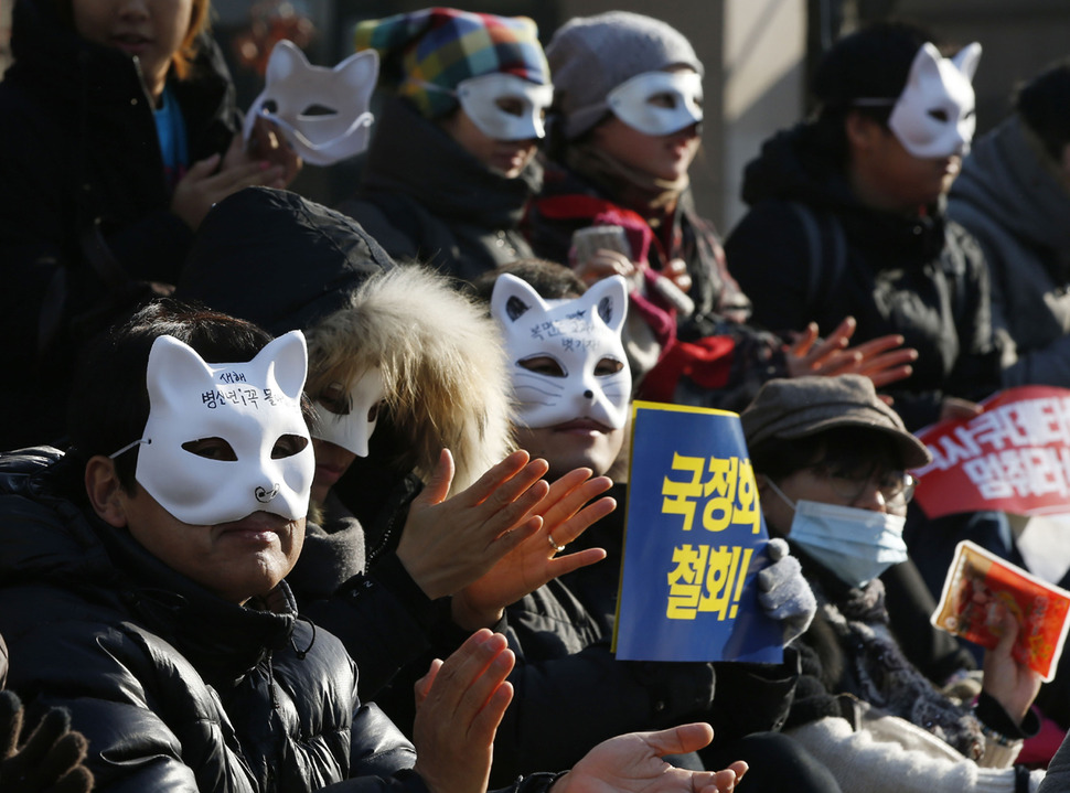 제3차 민중총궐기 "소요문화제"의 사전집회로 역사교과서 국정화 저지를 위한 "복면교과서 가면을 벗겨라" 행사가 19일 오후 서울 중구 파이낸스센터 앞에서 열리고 있다. 이정아 기자 leej@hani.co.kr