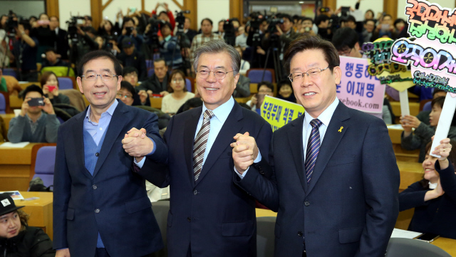 문재인 새정치민주연합 대표(가운데)와 박원순 서울시장(왼쪽), 이재명 성남시장이 20일 오전 국회 의원회관에서 열린 ‘박근혜 정부 복지후퇴 저지 토크 콘서트’ 시작에 앞서 손을 잡고 인사를 하고 있다. 
 김경호 선임기자 jijae@hani.co.kr