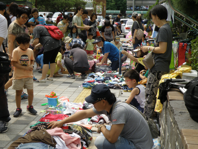 서울 노원구청과 노원되살림네트워크, 노원사회적경제활성화추진단은 중고벼룩시장 및 자원순환 행사로 매년 ‘노다지’(노원에서 다시 쓰는 지혜) 장터를 진행하고 있다. 지난해 6월21일 노원구청 앞에서 열린 노다지 장터. 노원사회적경제지원센터 제공 